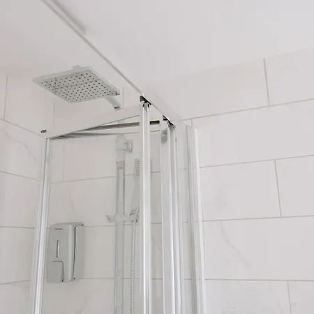 Modern 5-Bed, 4-Bath Group House *