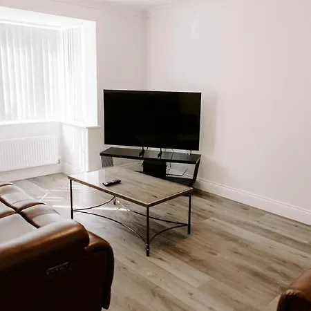 Vakantiehuis Modern 5-Bed, 4-Bath Group House *