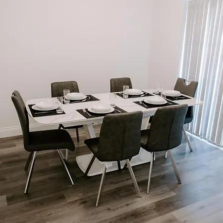 Modern 5-Bed, 4-Bath Group House Vakantiehuis Thornaby on Tees
