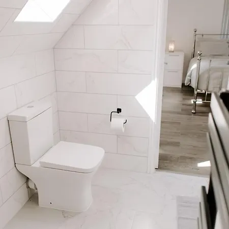 Modern 5-Bed, 4-Bath Group House Thornaby on Tees