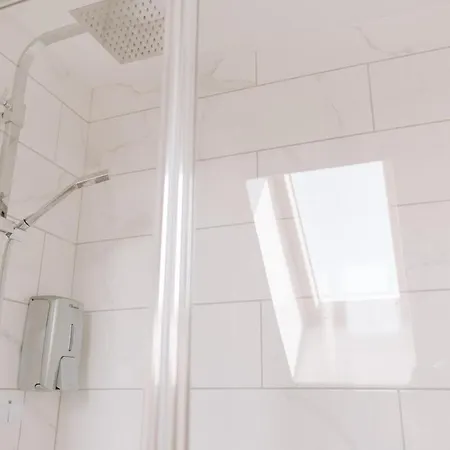 Modern 5-Bed, 4-Bath Group House * Thornaby on Tees