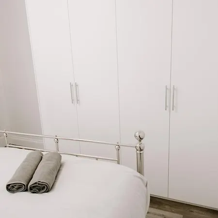 Vakantiehuis Modern 5-Bed, 4-Bath Group House *