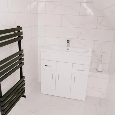 Modern 5-Bed, 4-Bath Group House