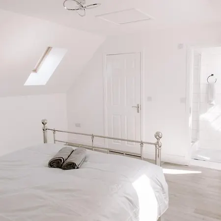 Modern 5-Bed, 4-Bath Group House Vakantiehuis