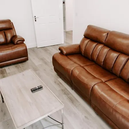Vakantiehuis Modern 5-Bed, 4-Bath Group House
