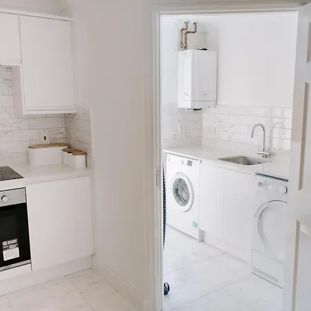 Modern 5-Bed, 4-Bath Group House Thornaby on Tees