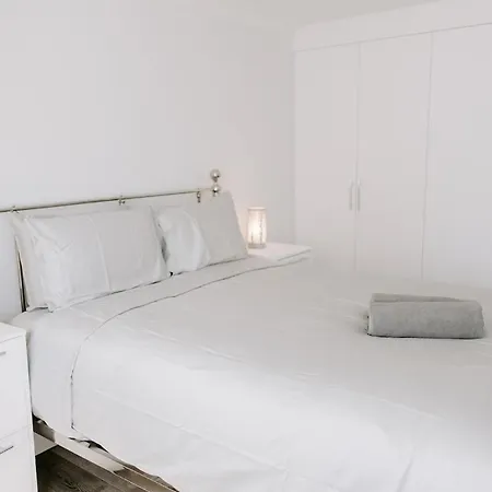 Modern 5-Bed, 4-Bath Group House