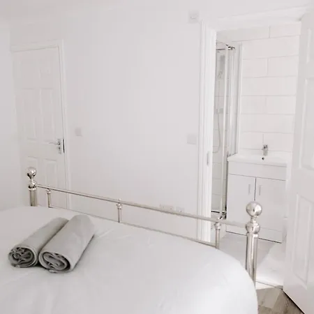 Modern 5-Bed, 4-Bath Group House Vakantiehuis