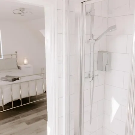 Vakantiehuis Modern 5-Bed, 4-Bath Group House