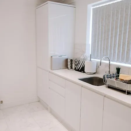 Modern 5-Bed, 4-Bath Group House