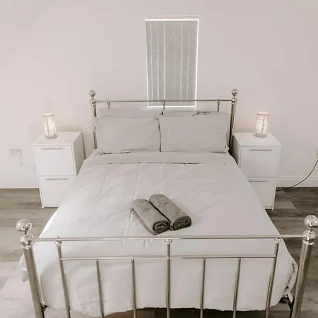 Modern 5-Bed, 4-Bath Group House Vakantiehuis Thornaby on Tees