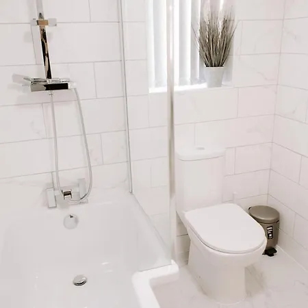 Modern 5-Bed, 4-Bath Group House * Thornaby on Tees