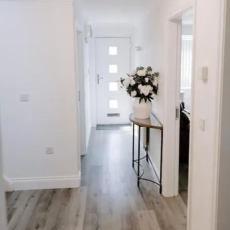 Modern 5-Bed, 4-Bath Group House