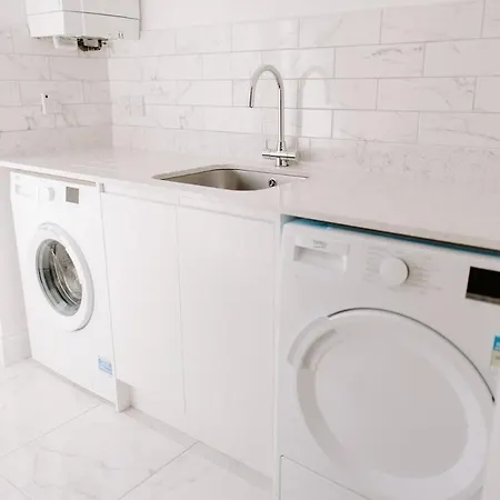 Dom wakacyjny Apsley Way, 5 Bed 4 Bathroom House *