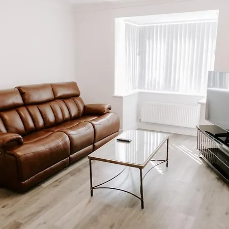 Modern 5-Bed, 4-Bath Group House Vakantiehuis Thornaby on Tees