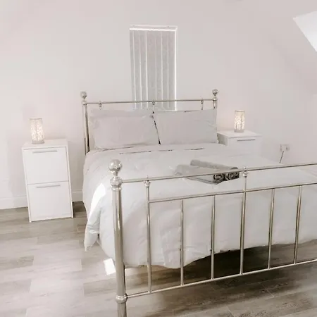 Modern 5-Bed, 4-Bath Group House *
