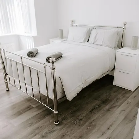 Modern 5-Bed, 4-Bath Group House