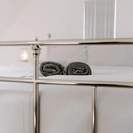 Dom wakacyjny Apsley Way, 5 Bed 4 Bathroom House