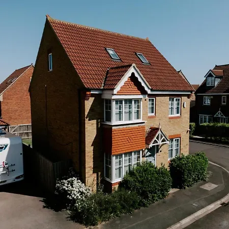 Vakantiehuis Modern 5-Bed, 4-Bath Group House *