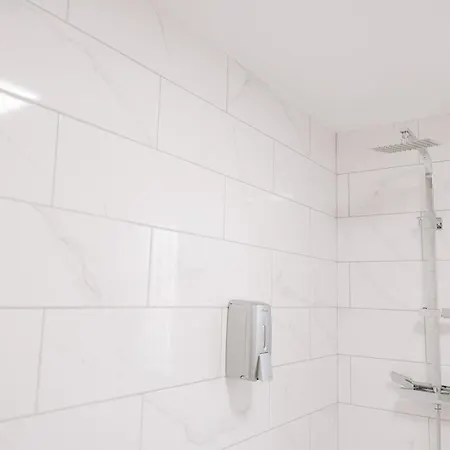 Modern 5-bed, 4-bath Group House Holiday home *