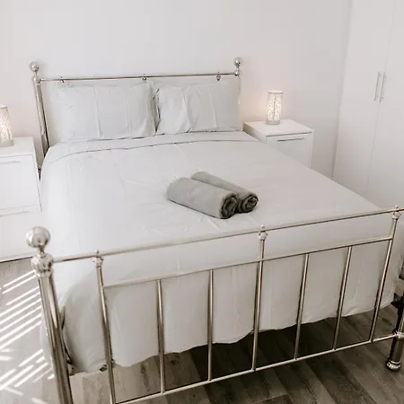 Modern 5-bed, 4-bath Group House *