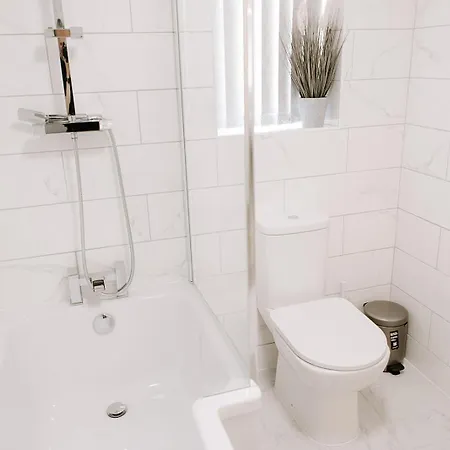 Modern 5-bed, 4-bath Group House Thornaby on Tees
