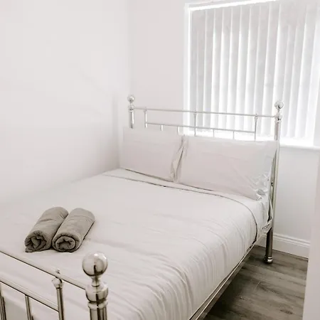 Modern 5-bed, 4-bath Group House * Thornaby on Tees