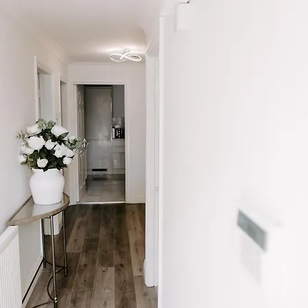 Modern 5-bed, 4-bath Group House Holiday home *