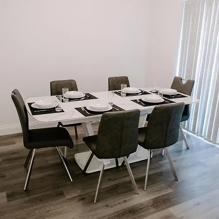 Modern 5-bed, 4-bath Group House Holiday home Thornaby on Tees