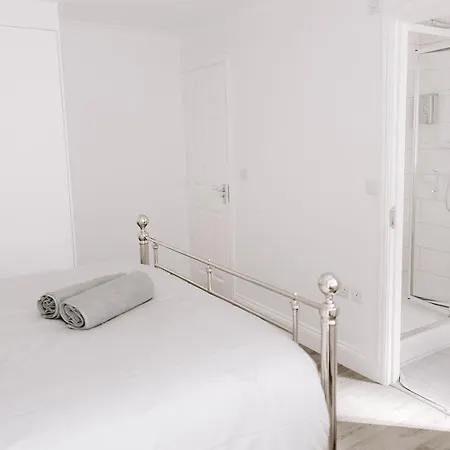 Modern 5-bed, 4-bath Group House *