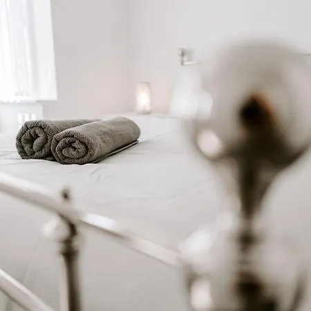 Apsley Way, 5 Bed 4 Bathroom House *