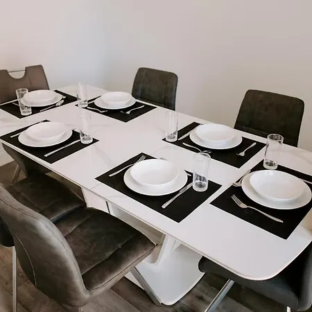 Apsley Way, 5 Bed 4 Bathroom House *